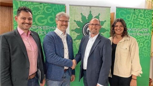 Der neue Vorstand der GdP-Kreisgruppe Rosenheim: (von links) Landesvorsitzender Florian Leitner, neuer Kreisgruppenvorsitzender Stefan Lindner, ehemaliger Kreisgruppenvorsitzender Michael Ertl und Schriftführerin Maria Riedel.Foto re