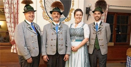 Der neue Vorstand des Trachtenvereins Alpenrose Nußdorf: (von links) Hauptkassier Peter Bachler, Vorsitzender Andreas Mayer, Schriftführerin Angelika Bachler und Zweiter Vorsitzender Fabian Stuffer.Foto  Vollendorf