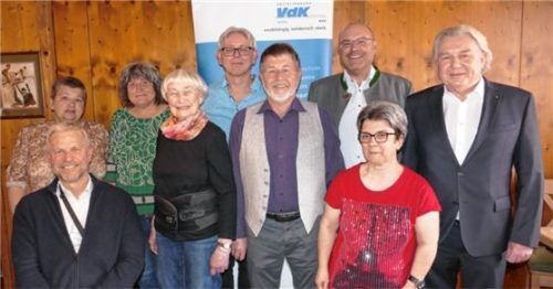 Der neue Vorstand mit Bürgermeister und Kreisvertreter: (hinten, von links) Andrea Bauer, Michaela Jahreis, Klaus Muno, Dietrich Mehl und Willi Hofmann sowie (vorne, von links) Bürgermeister Hajo Gruber, Rita Beckord, der neue Vorsitzende Alois Herfurtner und Silvana Muno. Foto Schubert