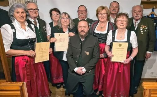 Der neue Vorstand und die Geehrten (von links): Brigitte Juckel, Heinz-Werner Juckel, Christa Zahler, Renate Hess, Hans Zahler, Stefan Opielka, Maria Holl, Hans Holl, Josefine Krimplstötter und Hans Krimplstötter.Foto re
