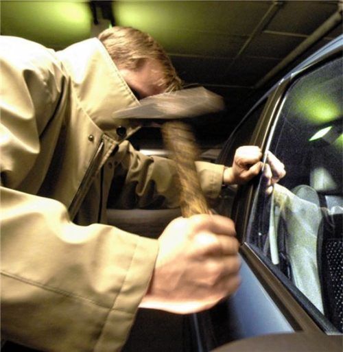 Der oder die unbekannten Täter haben eine Scheibe des BMW eingeschlagen (Symbolfoto) und die Partyeinnahmen aus dem Auto gestohlen.Foto imago/Klaus Haag