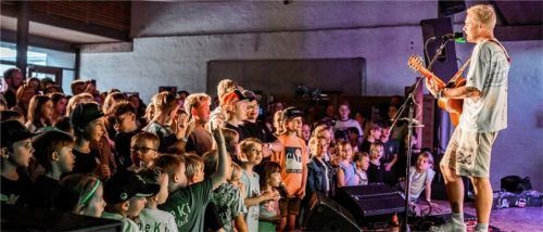 Der Oimara hautnah – für viele der jungen Gäste war es wohl das erste richtige Konzerterlebnis und für den Musiker das erste Kinderkonzert, wie er selbst sagte. Foto Julia Blank