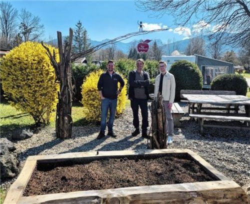 Der perfekte Platz für ein Foto: (von links) Martin Mager, Geschäftsführer des Campingplatzes, Künstler Uwe Huber und Tourismus-Leiter Raphael Wagner am neuen SelfiePoint. Foto re