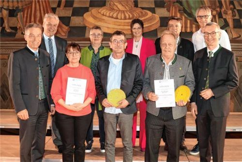 Der Preis für inklusive Ausbildung wurde erstmalig verliehen. Dabei waren: (von links) Landrat Otto Lederer, Jürgen Ersing (Leiter Berufsschule Bad Aibling), Tabitha Licht (TnT GmbH), Christiane Elgass (Leiterin Berufsschule Rosenheim II), Thomas Stingl (TnT GmbH), Angelika Held (Leiterin Förderzentrum Bad Aibling), Wolfgang Kirner (Kirner Metallbau), Stefan Schellenberger (Leiter Berufsschule Rosenheim I), Gerhart Zimmermann (Leiter Berufsschule Wasserburg/Inn) und Stephan Donderer (Vorstand Sparkasse Rosenheim-Bad Aibling). Foto Landratsamt Rosenheim