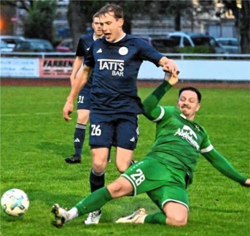 Der Raublinger Franz Mangstl wird von Siegsdorfs Mateusz Galanek attackiert.Foto Franz Ruprecht