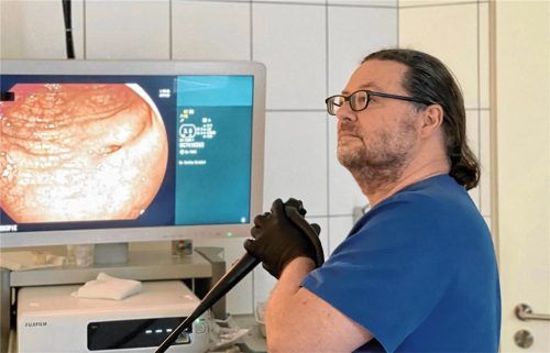 Der Rosenheimer Gastroenterologe Dr. Stefan Reichel bei einer Koloskopie. Foto privat