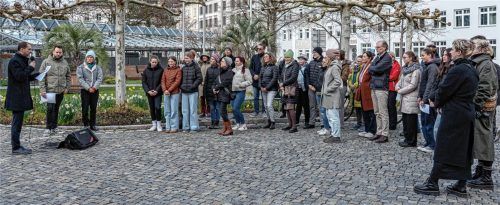 Der „Rosenheimer Weg“ der Erinnerungskultur an die Zeit und die Opfer des Nationalsozialismus hat einen neuen Markstein bekommen: Eine Smartphone-App, die es ermöglicht, die Gedenk-Orte in der Stadt in ganz besonderer Eindringlichkeit zu erfahren. Für Oberbürgermeister Andreas März (am linken Bildrand) war die Freischaltung der App am vergangenen Dienstag ein bewegender Moment, wie er sagte. Rechts neben ihm lauschen Dr. Christian Höschler, der Leiter des Stadtarchivs, sowie die Künstlerin Christiane Huber. Foto  Thomae