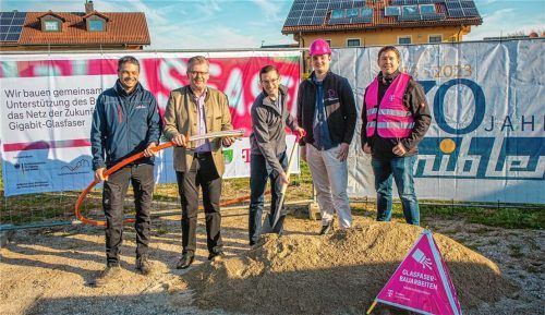 Der Spatenstich für den Glasfaserausbau in Tuntenhausen ist ein Meilenstein für die Gemeinde: (von links) Stefan Wetzl (Nibler GmbH), Bürgermeister Georg Weigl, Martin Prametsberger (Telekom-Kommunalberater Glasfaser), Simon Lukas (Telekom-Technik-Baubegleiter) und Florian Emmer (Telekom-Technik-Referent).Foto Stache