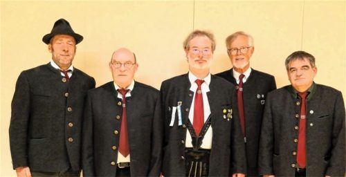 Der Vorstand (von links): Fähnrich Andreas Leitner, Schriftführer Uli Förstl, Zweiter Vorsitzender Roland Klink, Vorsitzender Thomas Stacheter und Kassier Peter Krigbaum. Foto merk