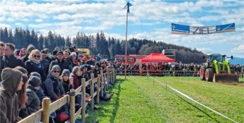 Dicht gedrängt scharten sich die Zuschauer um die Wettkampfarena, die nach jedem Durchgang wieder neu präpariert wurde, um gleiche Bedingungen für alle Teilnehmer zu schaffen.