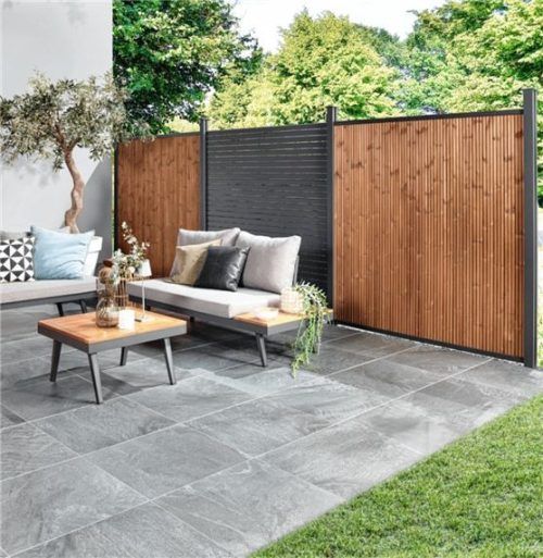 Die aus witterungsstabilem Thermoholz gefertigten Sichtblenden werden in einem patentierten thermischen Verfahren für den Einsatz im Außenbereich optimiert und sind resistent gegen Temperatur- und Feuchtigkeitsschwankungen, Schimmelbildung und Pilzbefall. Foto Osmo