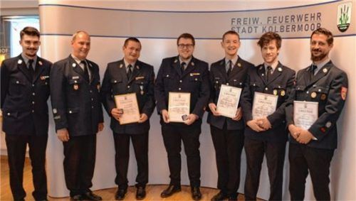 Die beiden Kommandanten Daniel Schrank und Armin Hörl (links) beförderten (von links) Andreas Paukert zum Oberbrandmeister, Dominik Schmidt zum Oberlöschmeister sowie Maximilian Müller, Anton Eisenkolb und Stefan Hutterer zu Oberfeuerwehrmännern.