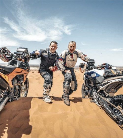 Die beiden Sieger: Bei der Tuareg Rallye in Marokko wurde Gerhard Forster (r.) Zweiter, den ersten Platz machte Thorsten Kaiser mit gerade mal 25 Sekunden Vorsprung. Foto Corradini/Forster