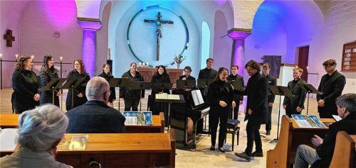 Die Beteiligten an der Aufführung von Franz Liszts Passionskantate „Via Crucis“ in der Mühldorfer Erlöserkirche, im Vordergrund Pianistin Eva Barbarino und Dirigent André Gold. Foto Gärtner
