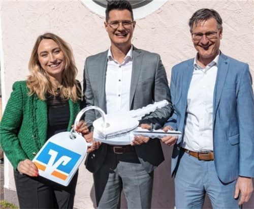 Die bisherige Hauptgeschäftsstellenleiterin Stefanie Blaumoser, ihr Nachfolger Markus Decker und Regionaldirektor der Region Mühldorf, Jürgen Wallner, bei der symbolischen Schlüsselübergabe vor der Mühldorfer Geschäftsstelle.