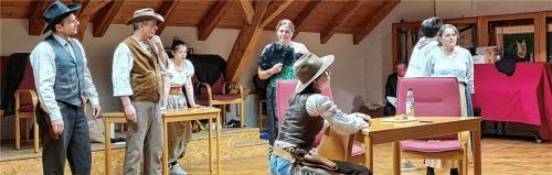 Die Darsteller sind bei den Proben hoch konzentriert bei der Sache. Aktuell wird der echte Saloon in der Max-Joseph-Halle für die Aufführungen eingerichtet. Foto Biwi/TVG