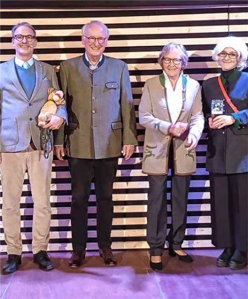 Die Doubles zusammen mit den Originalen: (von links) Darsteller Markus Babl mit Walter Schatt und Ursula Schatt mit Darstellerin Miriam Thoma.Fotos riedl
