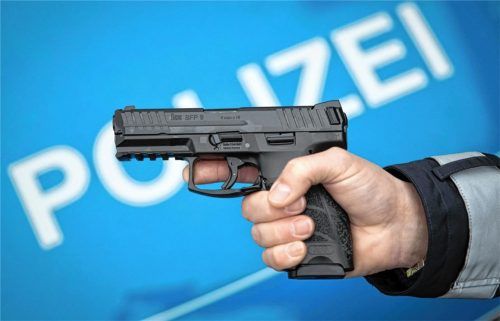 Die Eltern des in Mietenkam von einem Polizisten erschossenen Mannes, mit der Mutter als Hauptzeugin, haben ihre Version des Todesschusses (Symbolfoto) erstmals öffentlich geäußert. Foto dpa