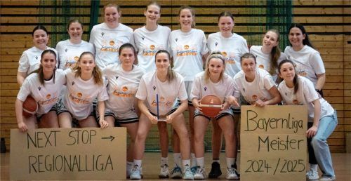 Die erfolgreichen Basketball-Damen vom SBR: Sophia Huber, Johanna Macht, Spielertrainerin Anna Heise, Vivi Langer, Hanna März, Annemarie Behrendt, Ella Lampl, Andrea Garcia (hinten von links), Valentina März, Klara März, Julia Stelzer, Migena Kqiku, Kiara Szenes, Liisi Sokman, Ajla Smajlovic (vorne von links); es fehlen: Zhasmin Kalmaeva, Maria Kufleitner und Tilly Michel.Foto SBR