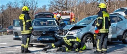Die Feuerwehr sicherte die Unfallstelle. Beide Pkw mussten abgeschleppt werden. Foto 112News/P. Benje