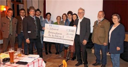 Die Freude über die Spende war bei beiden Vereinen groß: Der Vorsitzende der Gartler, Sepp Millauer (Dritter von rechts), und seine Vorstandskollegen überreichten einen Spendenscheck an den Vorsitzenden des Bienenzuchtvereins, Christian Schlemer (Dritter von links). Foto strim