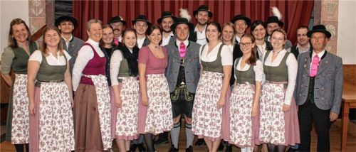 Die frisch gewählte Vorstandschaft stellt sich zum Gruppenfoto.Foto  Almarausch Hochstätt