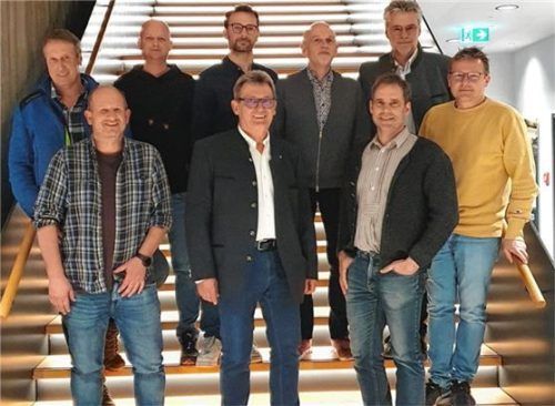 Die Führungsmannschaft der Schreiner-Innung Rosenheim: (von links) Josef Mayr (Bad Feilnbach), Günther Sedlmeier (Rott), Georg Stürzlhamer (Wasserburg), Sebastian Grandl (Edling), Peter Moser (Nußdorf), Richard Schauer (Rohrdorf), Martin Impler (Bad Feilnbach), Christian Deml (Aschau) und Florian Bauer (Raubling).

Foto Kreishandwerkerschaft Rosenheim