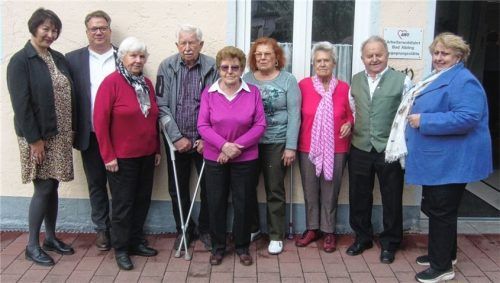 Die geehrten Mitglieder mit den Vorständen (von links) Petra Keitz-Dimpflmeier, Christian Otto, Helga Görlich, Anton Holzmeier, Magdalena Aschenbrenner, Monika Frühmorgen, Inge Kreuzpaintner, Hans Zurl und Karin Freiheit.Foto keitz