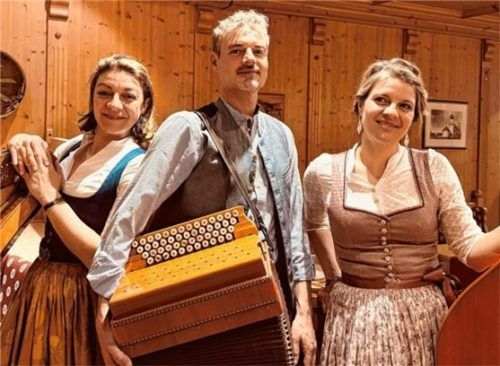 Die Geschwister Auer aus Ainring spielen in der Besetzung Ziach, Harfe und Kontrabass.Foto re