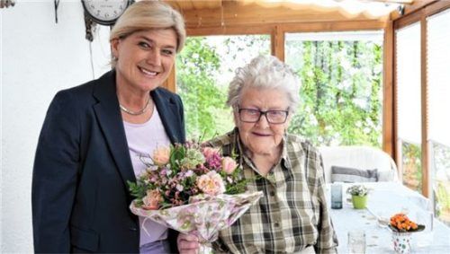 Die Glückwünsche an Hedwig Porath überbrachte die Zweite Bürgermeisterin Christiane Noisternig. Foto merk