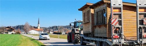 Die Grillhütten sind schon auf dem Weg zum Festplatz. Foto emk