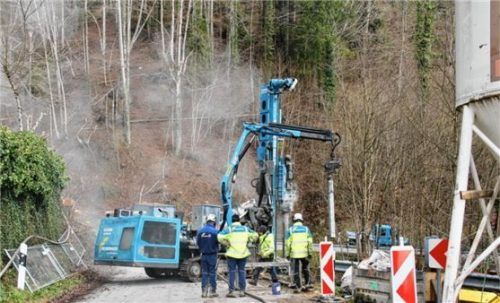 Die Größe der eingesetzten Baumaschinen macht klar, dass eine einseitige Straßensperre bautechnisch nicht möglich gewesen wäre. Foto Schmidt