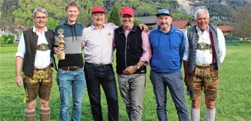 Die „Hinterbergler Buam“ (ab Zweiter von links: Johannes Obermaier, Bernhard Oberauer, Andreas Oberauer und Stephan Oberauer) holten sich den ersten Platz beim Ostermontagsturnier des Nußdorfer Hufeisenclubs. Zu den Gratulanten zählten Zweiter Bürgermeister Helmut Brunner (ganz links) und Hans Dräxl, Vorsitzender des Hufeisenclubs (rechts).Foto Steffenhagen