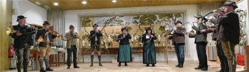 Die Inntaler Jagdhornbläser übernahmen die musikalische Umrahmung der Hegeschau. Foto Schubert