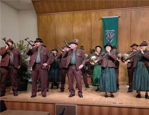 Die Jagdhornbläser untermalten das Treffen der Bad Aiblinger Jagdgruppe im Kurhaus musikalisch.Foto re