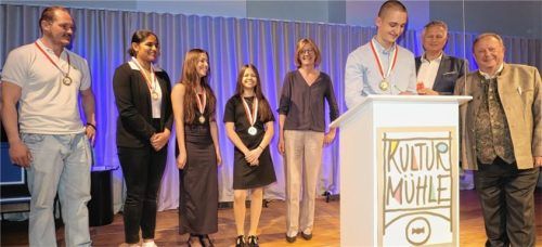 Die Kickbox-Weltmeister (von links) Carl-Heinz Vitzthum, Jessica Kaur Bajwa, Delia und Sarah Nicola sowie Fabian Rietschel trugen sich ins Goldene Buch ein – unter den Augen des Bürgermeister-Trios Klaus Christoph (rechts), Richard Richter und Anna Wallner (Vierte von rechts). Nicht anwesend waren Meryem Gözler und Ben März. Foto  BAUMANN