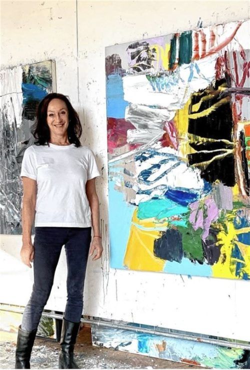 Die Künstlerin mit einem ihrer Werke, das den Titel „Ellis Island“ trägt.