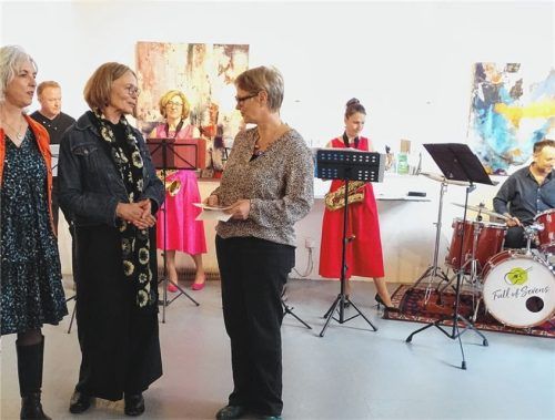 Die Künstlerinnen Carina Schreiner und Annette Doberstein mit Martina Thalmayr, Vorsitzende des Kunstvereins Bad Aibling (von links), im Hintergrund „Woody Brass Connection“. Foto  Schönmetzler