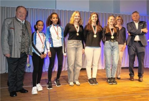 Die Kunstrad-Sportlerinnen (von links) Malia und Imami Ampletzer, Mina Heinritzi, Ramona Dandl und Elisa Hausmann wurden von Bürgermeister Richard Richter (rechts), Dritter Bürgermeisterin Anna Wallner (Zweite von rechts) und dem Zweiten Bürgermeister Klaus Christoph (links) für ihre sportlichen Leistungen geehrt.
