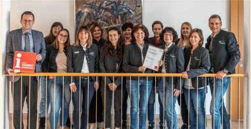 Die Kur- und Touristinformation Bad Aibling darf nun weitere drei Jahre mit der i-Marke werben, bevor eine erneute umfangreiche Überprüfung ansteht. Das Hinweisschild hält stolz Bürgermeister Stephan Schlier (links) im Kreise der Mitarbeiter.Foto