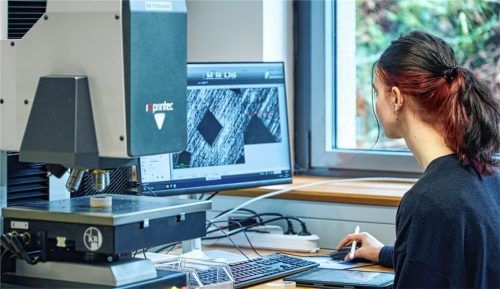 Die Labore der Technischen Hochschule Rosenheim bieten eine hervorragende Ausstattung, um künftige Fachkräfte der Werkstofftechnik auszubilden. Foto Günther Lechner
