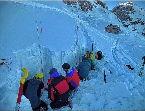 Die Lawinenkommissionen des Landkreises Rosenheim mussten in diesem Winter auf die Zugspitze steigen, um im Tiefschnee die Rettung von verschütteten Personen zu trainieren. Foto Lawinenwarnzentrale Bayern