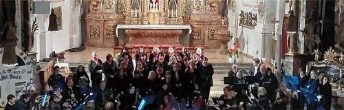 Die Musiker und Sänger beim Auftritt in der Kirche Mariä Himmelfahrt in Halfing. Foto Kochendörfer-Schneeweis