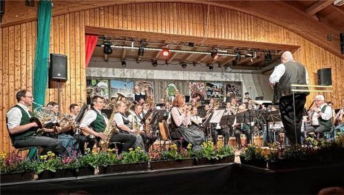 Die Musikkapelle Vagen begeisterte beim diesjährigen Frühjahrskonzert in der Vagener Faganahalle. Foto re