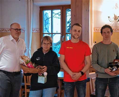 Die neue Leitung der Rettungshundestaffel mit Bastian Schulte (links) und Tobias Bibinger (Zweiter von rechts) sowie die scheidende Leitung mit Otti Schenk (Zweite von links) und Markus Wimmer (rechts).Foto DLRG