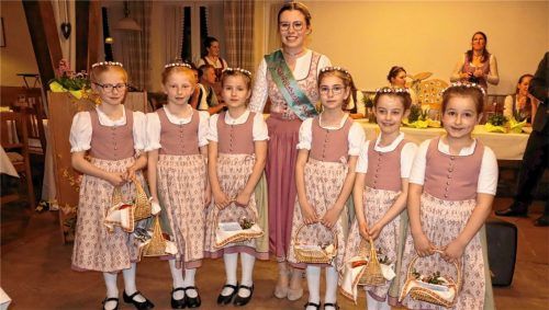 Die neue Regentin und ihr Gefolge: Apfelkönigin Maria II. (Mitte) und ihre Prinzessinnen (von links) Katharina und Bettina Müllauer, Lena Sandbichler, Katharina Kögl, Antonia Seebacher und Mali Riedl. Fotos Strim