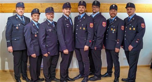 Die neue Vorstandschaft: (von links) Vorsitzender Markus Schrank, stellvertretender Vorsitzender Johann Hirschvogl, Kassier Anian Kammerloher, Beisitzer Marinus Schrank, Zweiter Kassier Helmut Huber, Schriftführer Markus Täuber, Kommandant Andreas Gartmeier und stellvertretender Kommandant Peter Huber.Foto FEUERWEHR GROSSKAROLINENFELD
