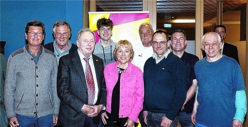 Die neue Vorstandschaft: (vorne von links) Dr. Jörg Buse, Heinz Hilgendorf, Martina Blank, Dirk Peschutter, Georg Resch; (hinten von links) Peter Reitzmann, Jonas Bräutigam, Heinz Benninghofen, Michael Fichtner.Foto FDP
