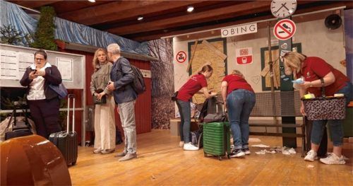 Die Obinger Theaterer auf der Bühne: Der ICE 6948 hat einen Triebwerkschaden und bleibt in Obing liegen. Foto emk
