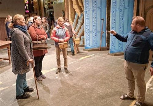 Die Proben für „Madam Bäurin“ haben begonnen: Noch ohne Kostüme, aber mit großer Spielfreude, studieren die Schauspieler die ersten Szenen ein. Rechts Spielleiter Martin Obermair.Foto Steffenhagen
